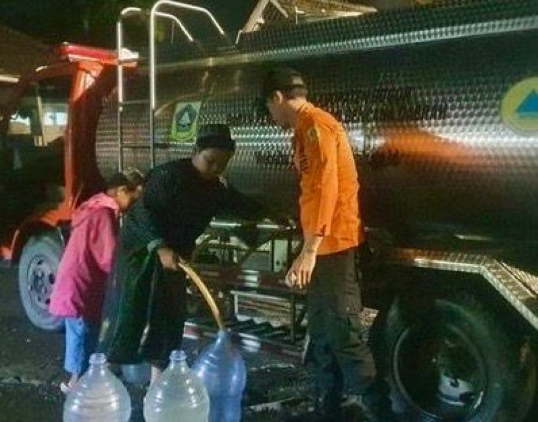 BPBD Salurkan Bantuan Air Bersih untuk Korban Banjir di Bogor