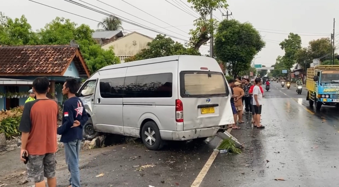 Kecelakaan Mini Bus di Jalan Wonosari Semanu, Sopir Terpental dan Tiga Penumpang Luka-luka