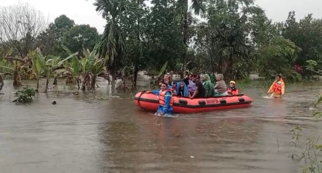 BPBD Kota Padang Evakuasi 8 Warga Terjebak Banjir di Dadok Tunggul Hitam