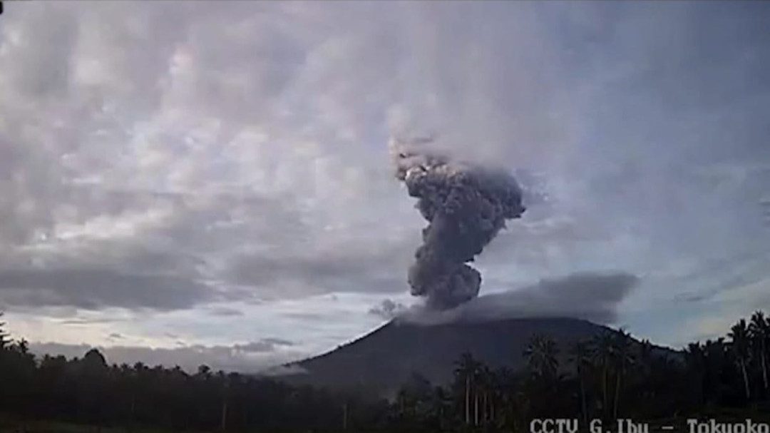 Gunung Ibu Kembali Erupsi, Tinggi Abu Capai 800 M Diatas Puncak