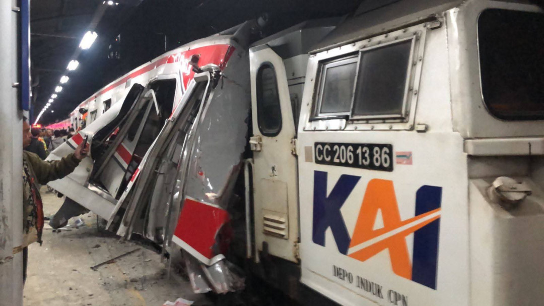 Basarnas Bantu Evakuasi Tabrakan KA dan KRL di Bekasi Timur