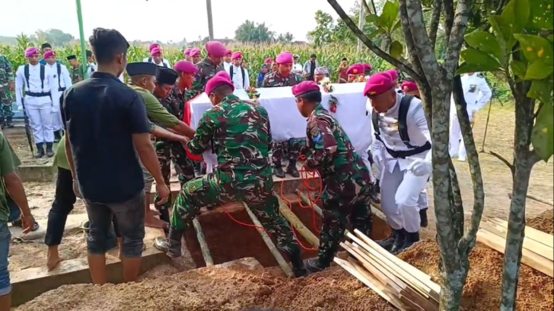 Seorang TNI Korban Longsor Cisarua Dimakamkan di Lampung Timur