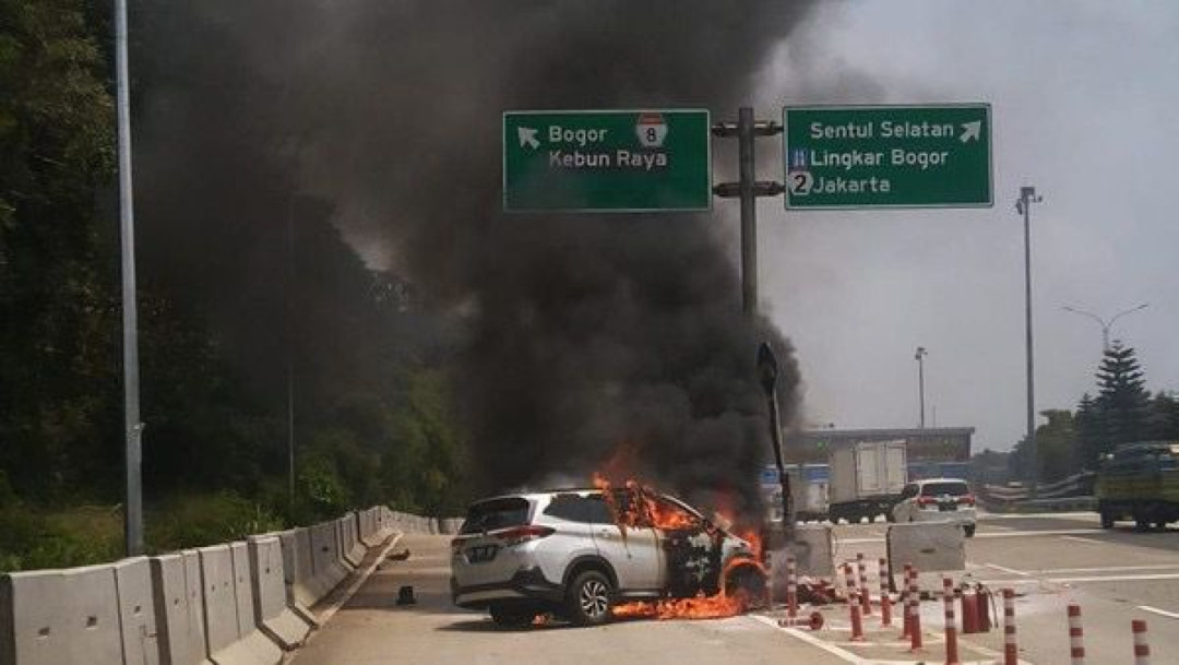 Mobil Terbakar Usai Kecelakaan Tunggal di Tol Jagorawi, Sopir Luka Berat