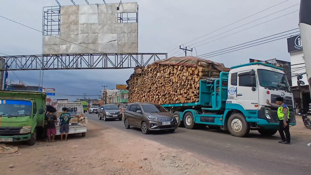 Truk Bermuatan Kayu Tabrak Reklame di Jalintim Sungai Lilin