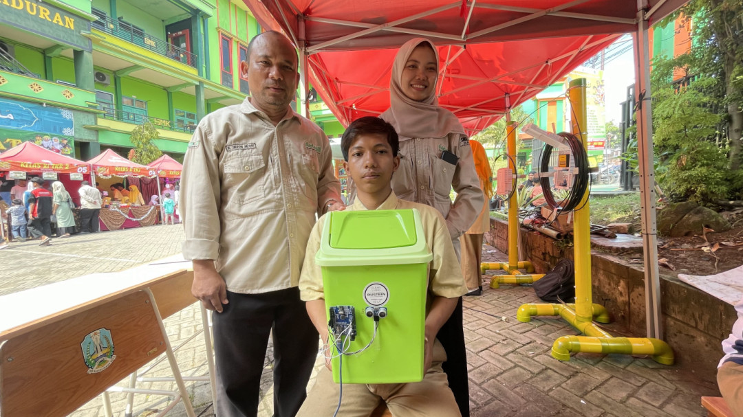Siswa Lamongan Ciptakan Tempat Sampah Otomatis Berbasis Robotika
