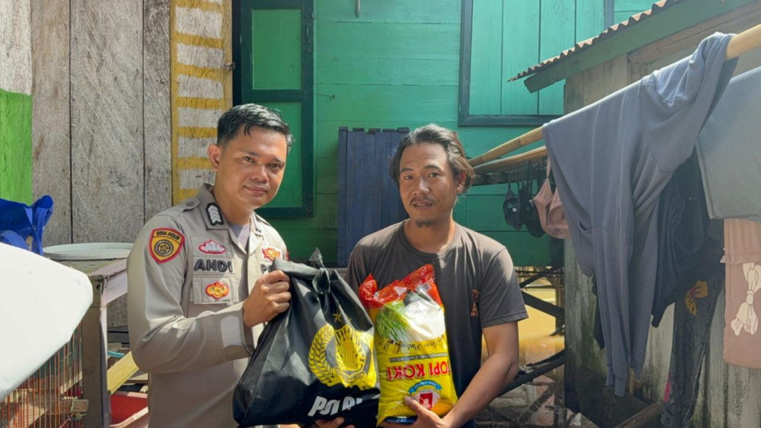 Biro SDM Polda Sumsel Salurkan 100 Paket Sembako di Seberang Ulu I