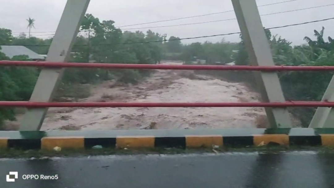 Banjir Bandang Hantam Desa Pajo, Rumah dan Makam Rusak