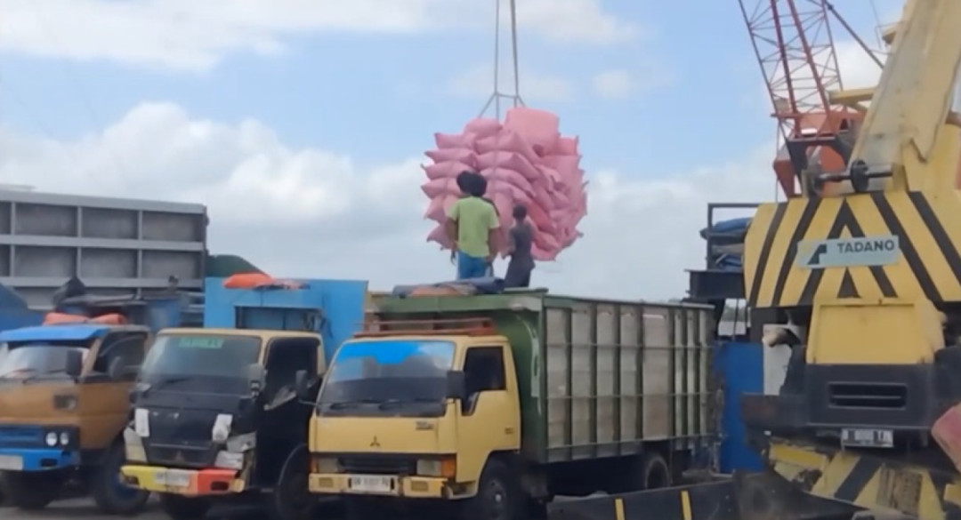 Jelang Nataru, Bongkar Muat Bahan Pokok di Pelabuhan Pangkalbalam Meningkat