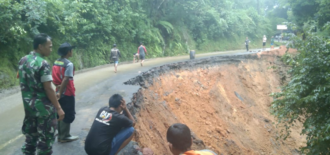 Diguyur Hujan Lebat, Jalan Provinsi Cianjur Selatan - Bandung Amblas