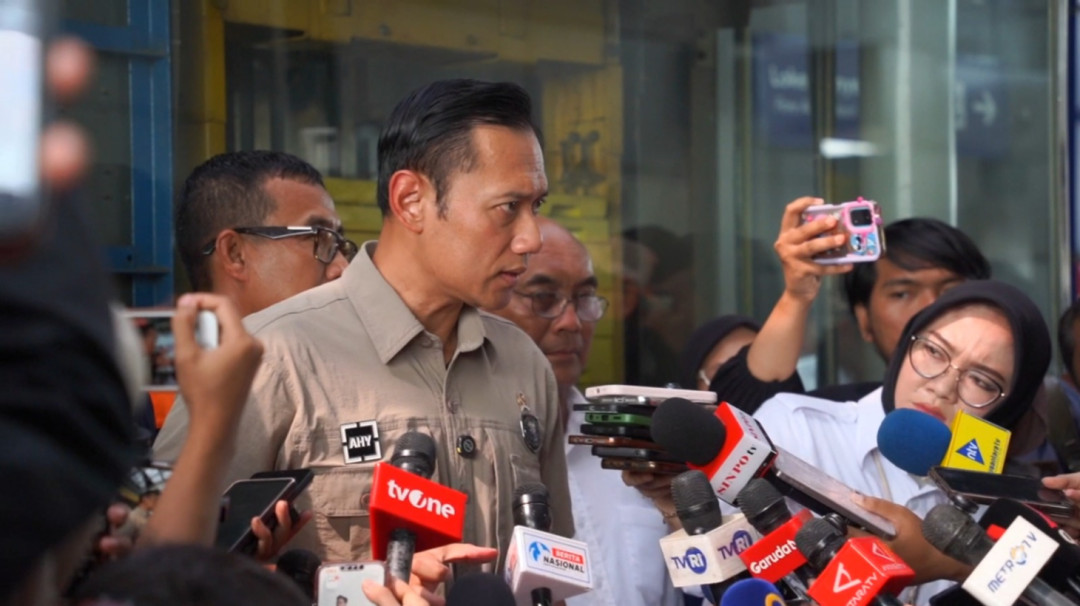 Jenguk Korban Tabrakan KA Argo Bromo-KRL, Menko AHY Pastikan Pasien Dapat Perawatan Intensif