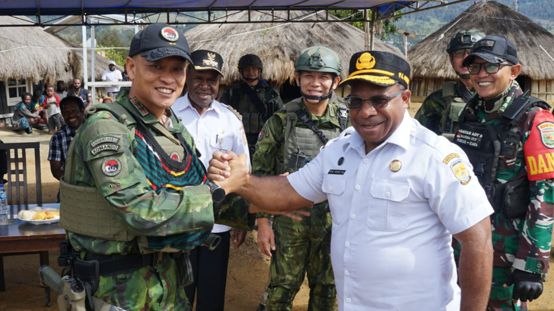 Pangkoops TNI Habema Gelar Bakti Sosial dan Berikan Makan Bergizi Gratis di Distrik Gom