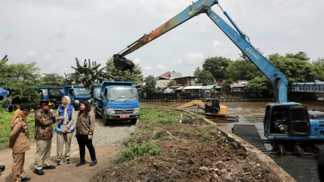 Pramono Tinjau Pengerukan Kali Sepak Pastikan Aliran Berjalan Optimal