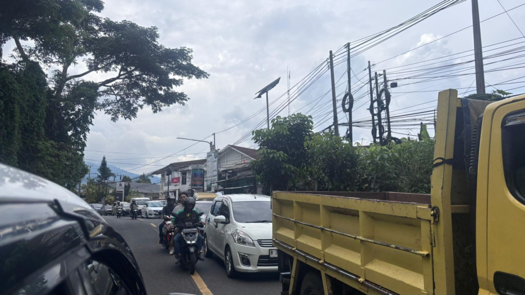 Jalur Puncak Normal Dua Arah, Volume Lalu Lintas Masih Tinggi Jelang Malam