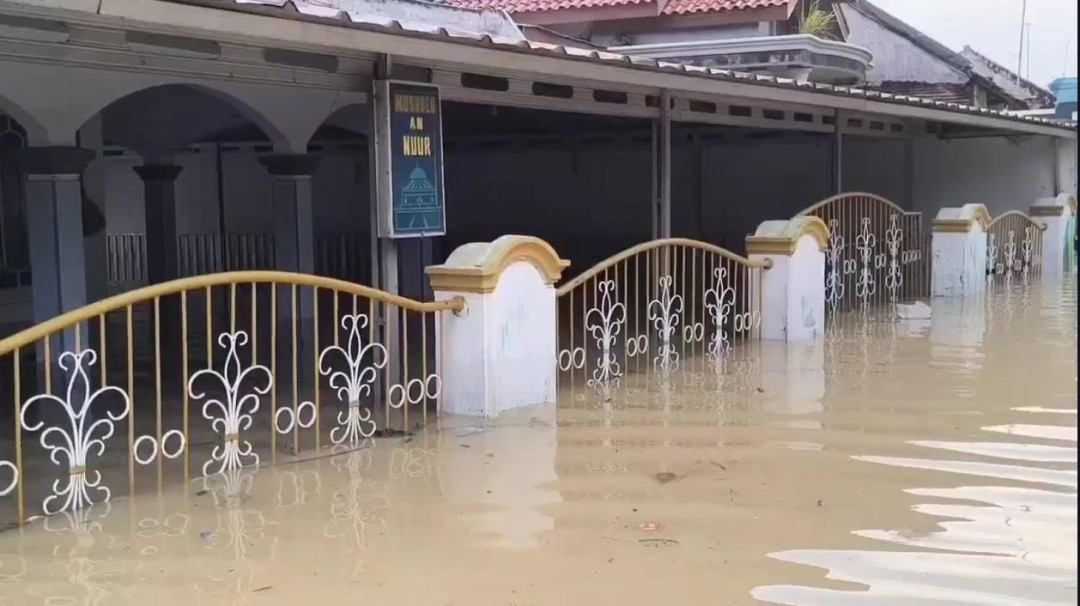 Banjir 1,5 Meter Rendam Timur Cirebon, Lansia Dievakuasi dengan Perahu Karet