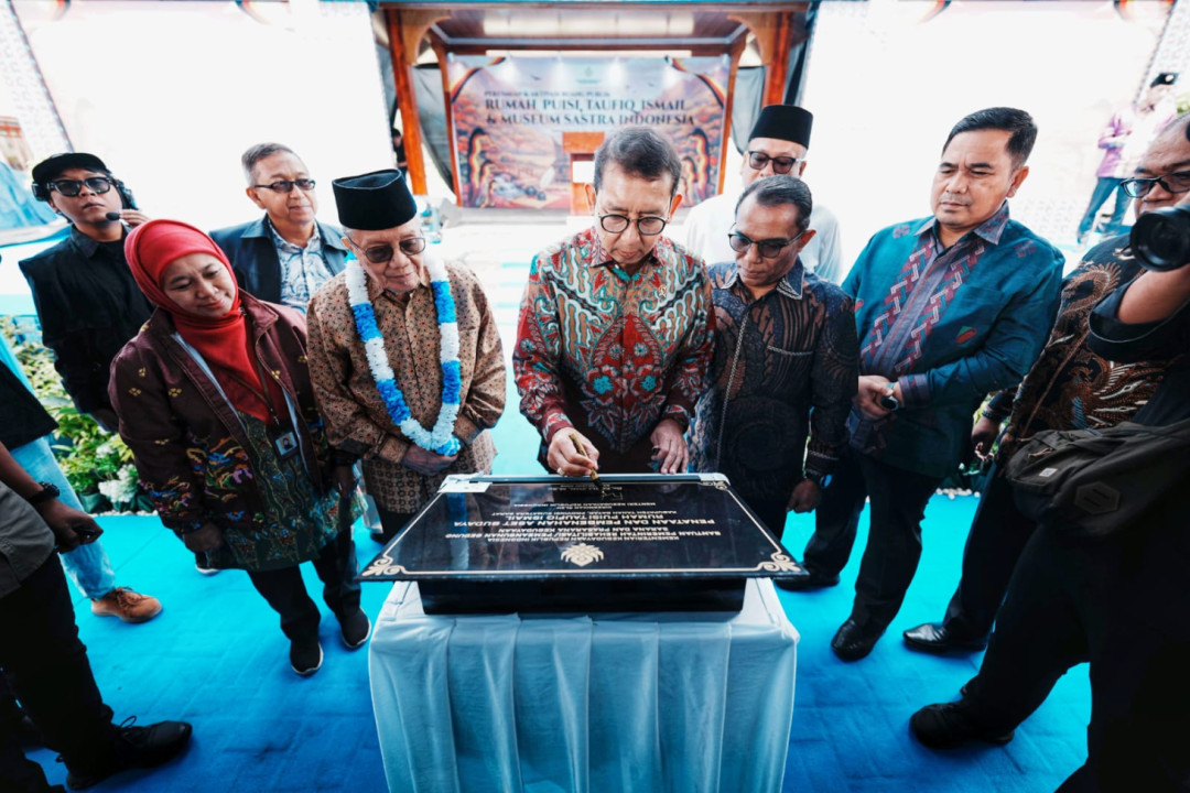 Menbud Fadli Zon Resmikan Aktivasi Rumah Puisi Taufiq Ismail