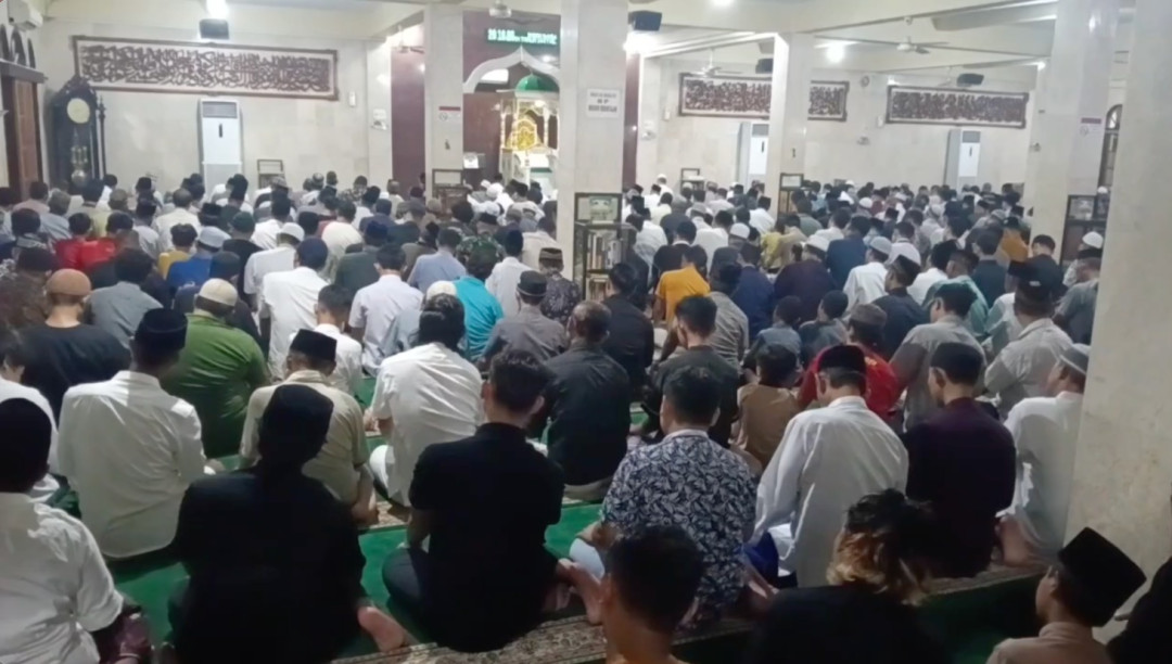 Pecalang Amankan Salat Tarawih di Masjid At-Taqwa Denpasar
