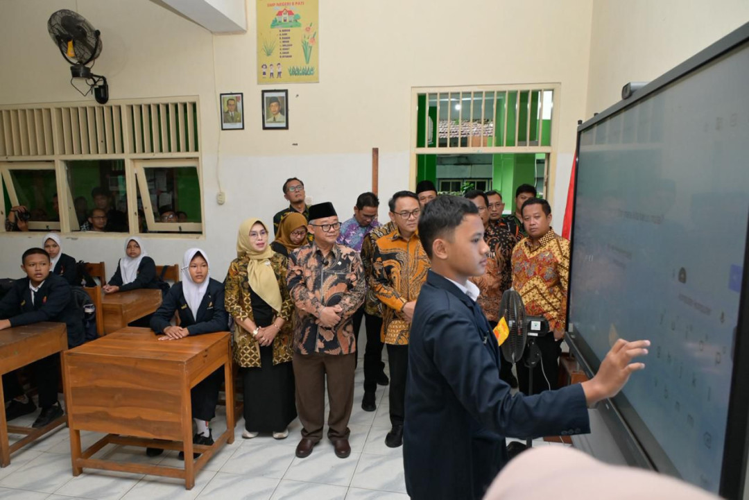 Pemanfaatan Papan Interaktif Digital Dorong Pembelajaran Lebih Inovatif