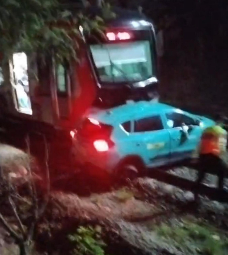 Kecelakaan Beruntun di Bekasi Timur, Berawal dari Taksi Tabrak KRL