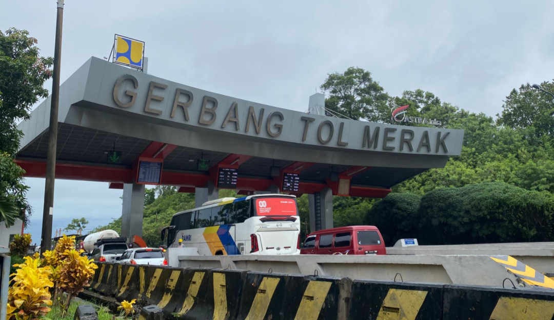 Arus Kendaraan di GT Merak Normal, Volume Lalu Lintas Naik Bertahap Jelang Tahun Baru 2026