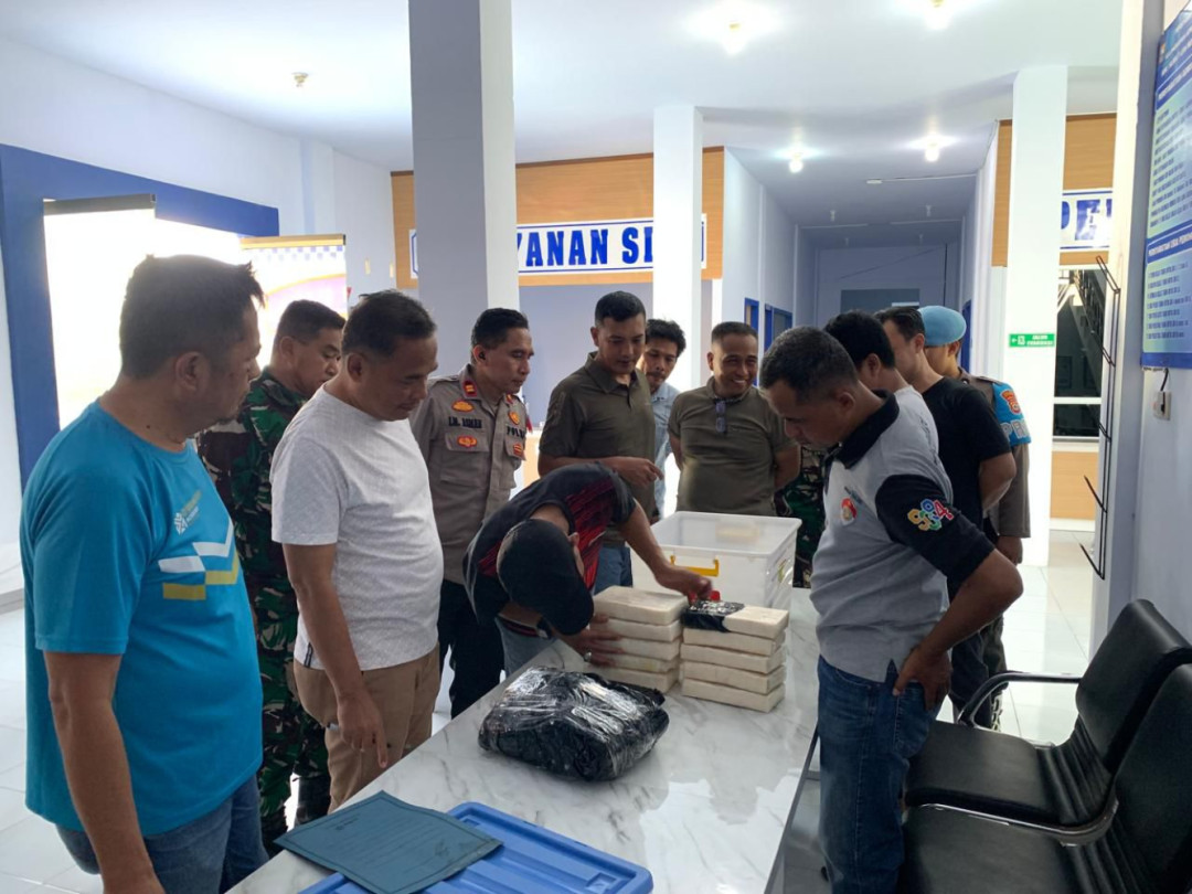 Puluhan Paket Diduga Kokain Terdampar di Pantai Selayar