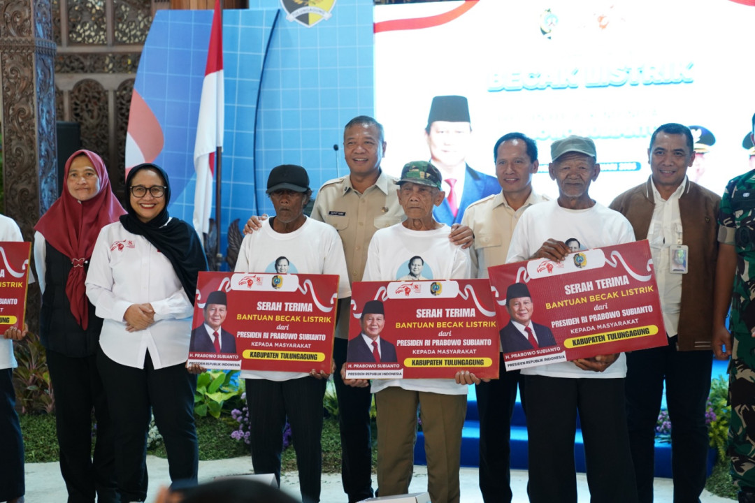 Terima Harapan Baru, Kakek Penarik Becak di Tulungagung Syukuri Bantuan Becak Listrik dari Presiden Prabowo