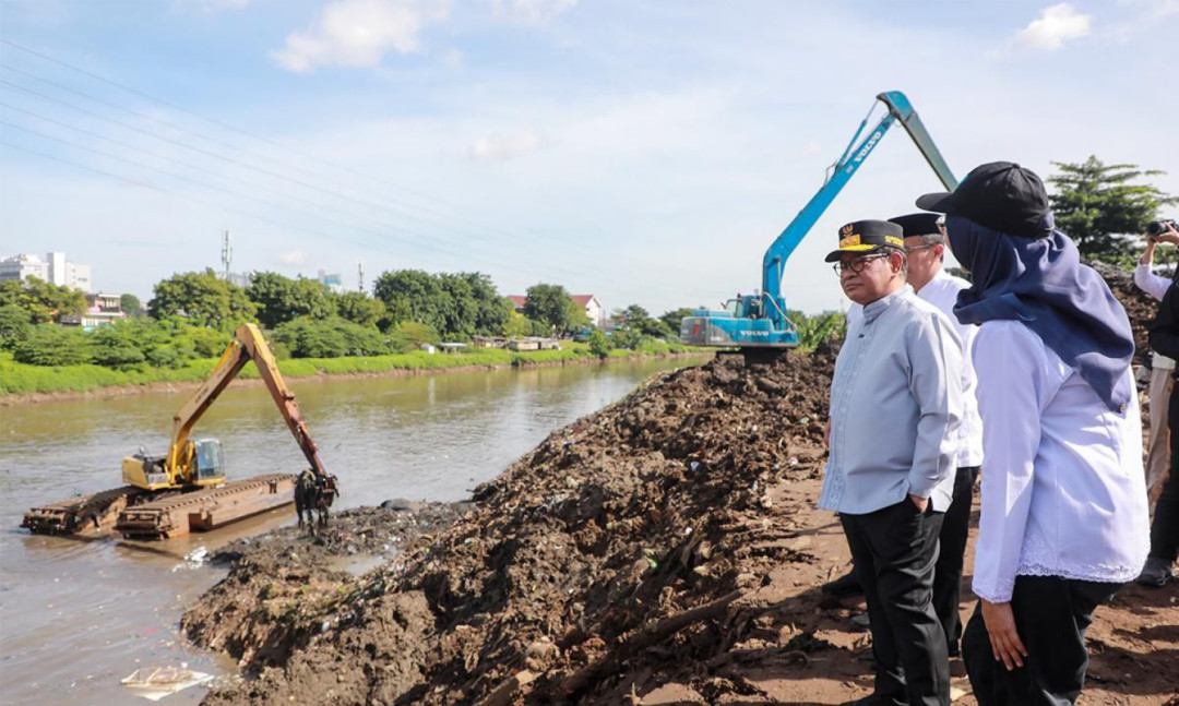 Pramono Tinjau Pengerukan Kanal Banjir Barat, Tekan Risiko Banjir