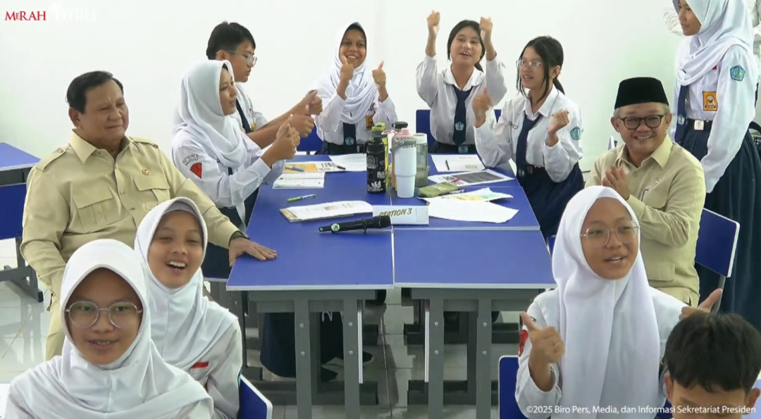Momen Presiden Prabowo Ikut Belajar Bareng Siswa Kelas 9 SMPN 4 Bekasi
