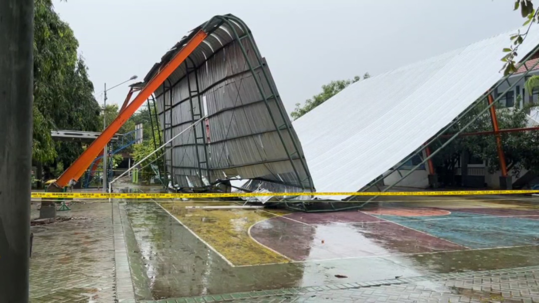 Angin Kencang Robohkan Atap Aula SMAN 1 Susukan, Satu Orang Meninggal Dunia