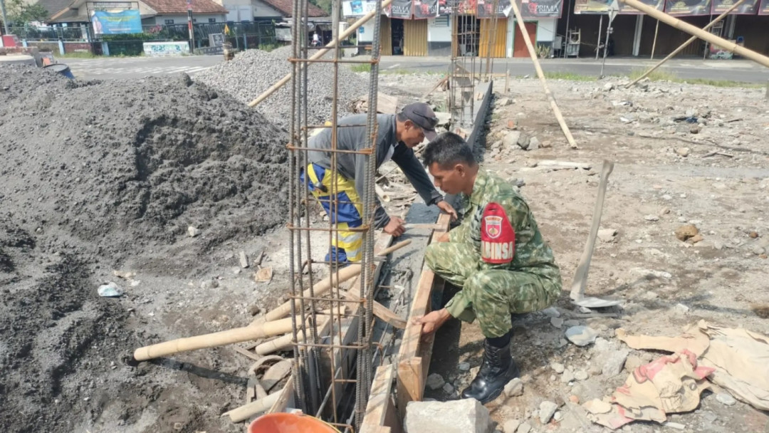 Babinsa Sleman Kawal Pembangunan Koperasi Merah Putih
