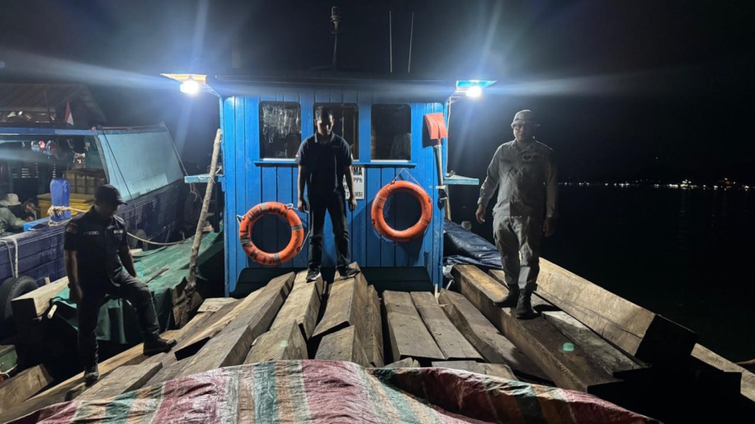 Bakamla RI dan Kemenhut Gagalkan Pengangkutan Kayu Ilegal di Batam