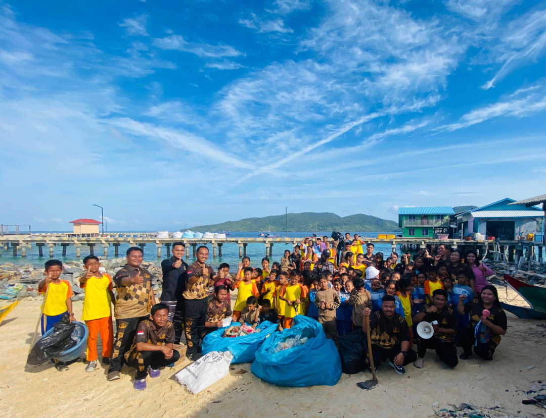 Lanal Tarempa Gelar Aksi Bersih Pantai dan Laut dalam Rangka Bhakti TNI AL 2026