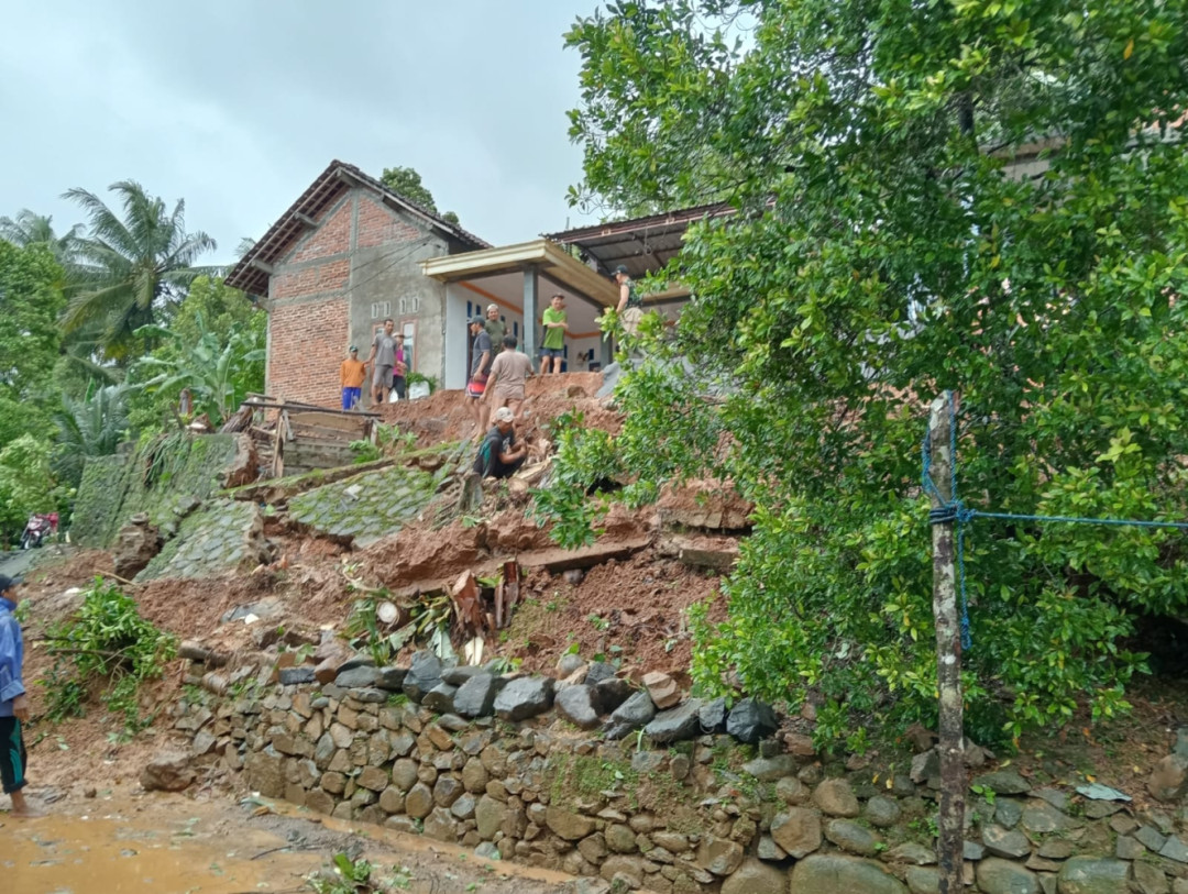 Banjir dan Longsor Landa Trenggalek, 2 Jembatan Putus dan Rumah Warga Rusak