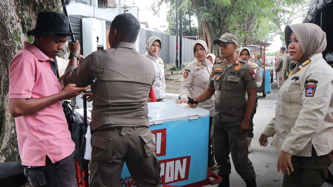 Satpol PP Padang Tertibkan PKL di Fasilitas Umum