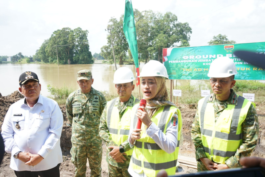 TNI dan Pemda Bangun Jembatan Gantung di Way Bungur