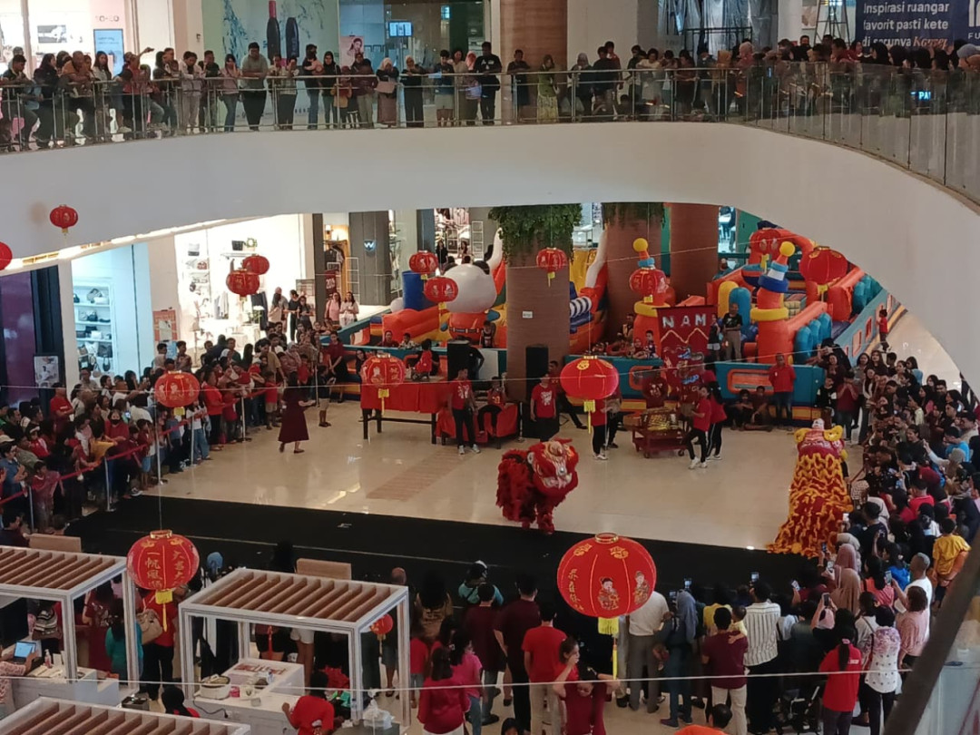 Ratusan Pengunjung Saksikan Atraksi Barongsai di Kupang