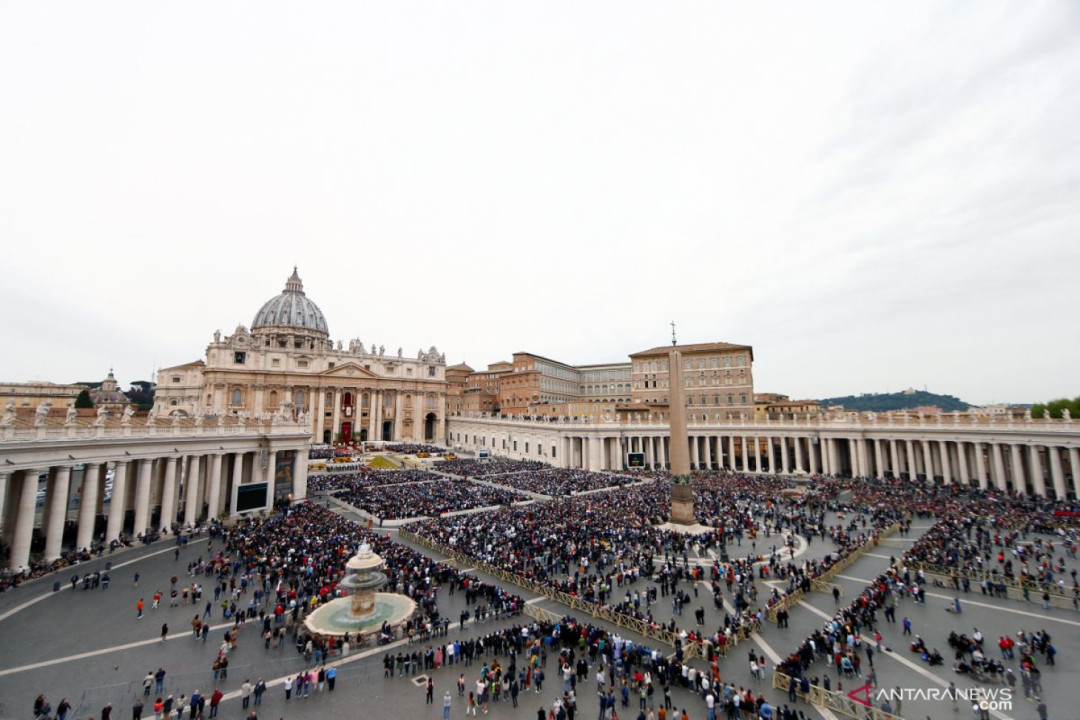 Paus Minta Dimakamkan diluar Vatikan, Gunakan Peti Kayu Berlapis Seng