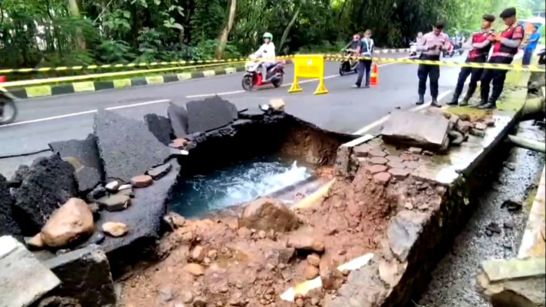 Pipa PDAM di Plangon Bocor, Distribusi Air Bersih Kota Cirebon Terhenti