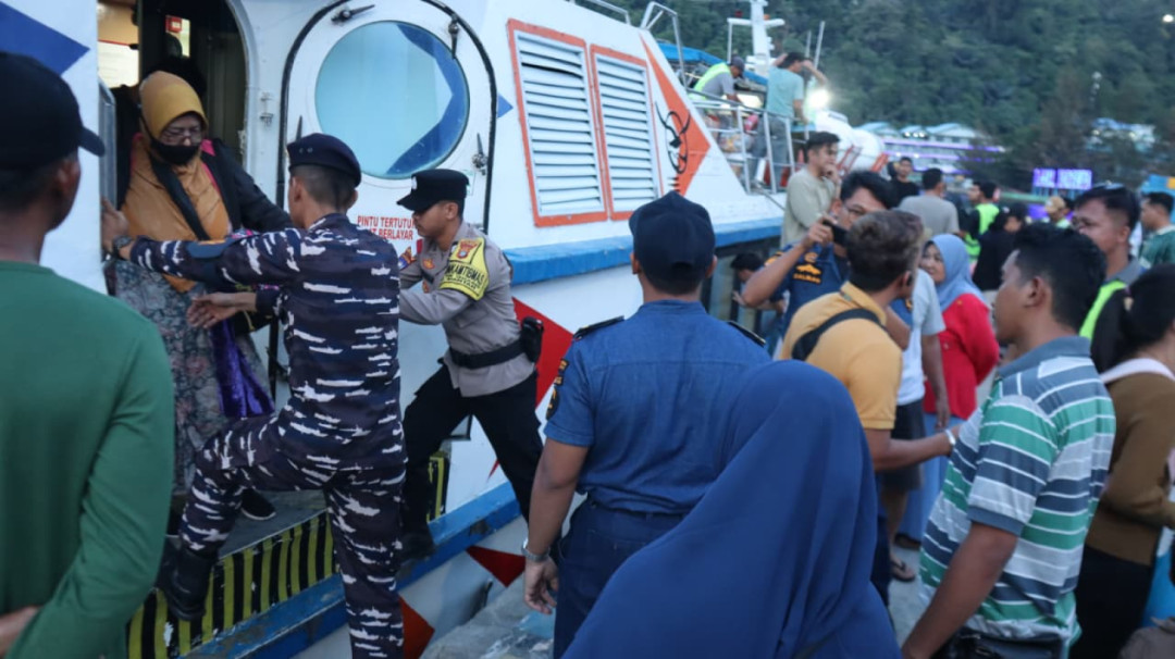 Sinergitas TNI-Polri di Kepulauan Anambas Amankan Arus Balik Lebaran