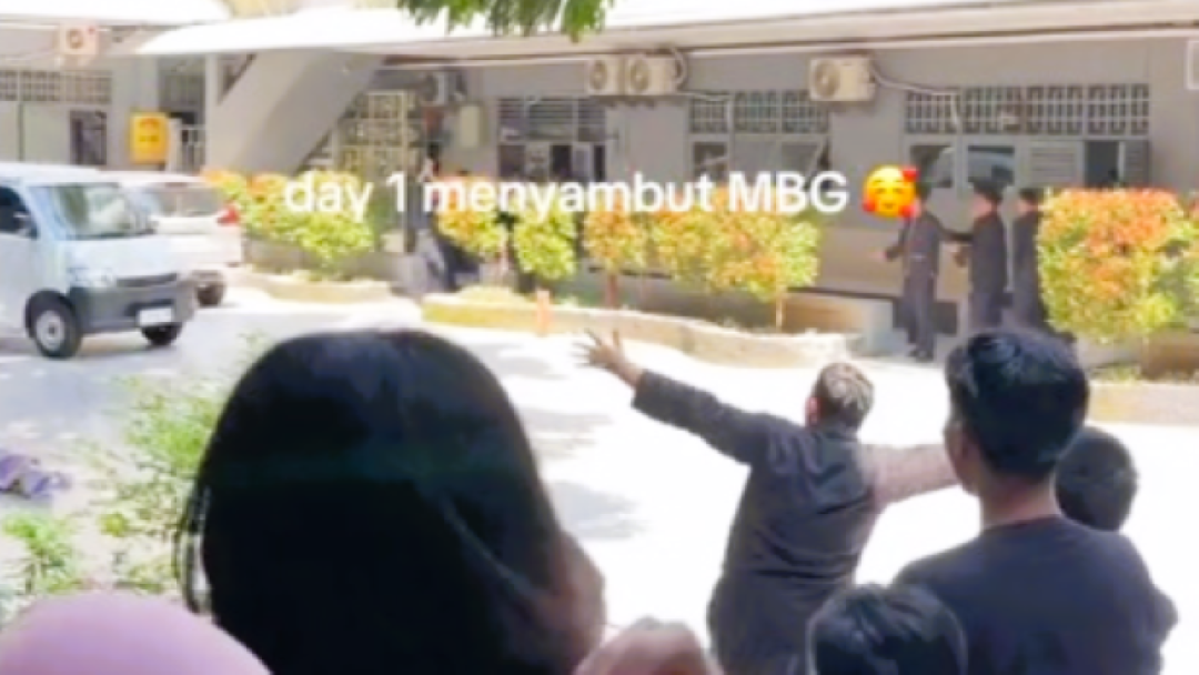 Momen Mobil MBG Datang, Pelajar Sambut Antusias