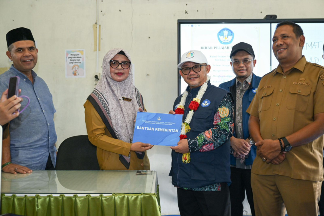 Mendikdasmen Tinjau Revitalisasi Sekolah dan Persiapan TKA di SMPN 2 Peudada