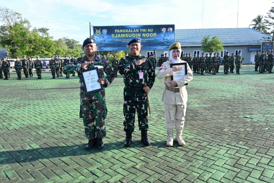 Komandan Lanud Sjamsudin Noor Lepas Dua Personel Purna Tugas