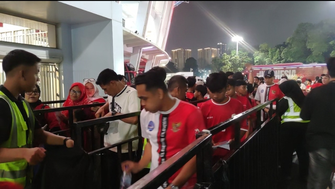 Suporter Tetap Padati GBK di Tengah Guyuran Hujan, Sambut Laga Indonesia vs Bulgaria