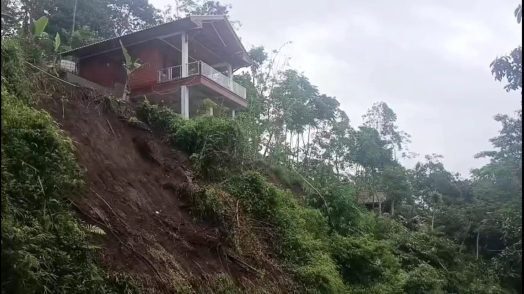 Longsor Tutup Akses Utama 2 Kecamatan di Tasikmalaya