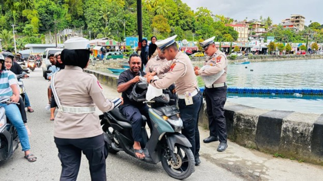 Operasi Lilin Mansinam, Polres Fakfak Bagikan Helm Gratis