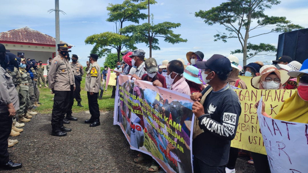 Tolak Tambang Pasir Besi, Ratusan Warga Demo Bupati Seluma