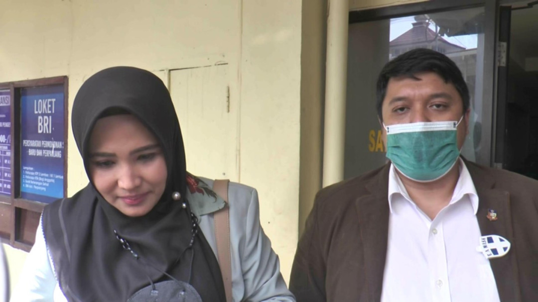 Mantan Istri Bambang Pamungkas Jalani Pemeriksaan di Polrestro Depok