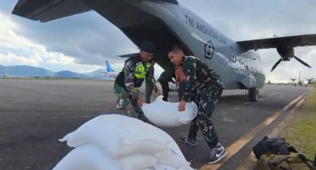 TNI AL Salurkan Bantuan Logistik Udara ke Aceh
