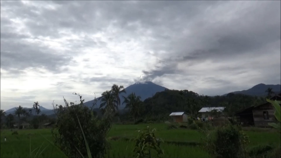 Aktivitas Vulkanik Meningkat TNKS Tutup Jalur Pendakian Gunung Kerinci