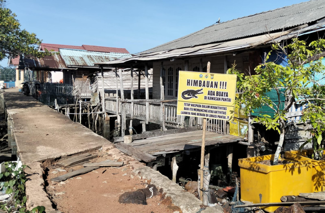 Respon Cepat Laporan Warga, Pemdes Kelong Pasang Papan Peringatan Bahaya Buaya