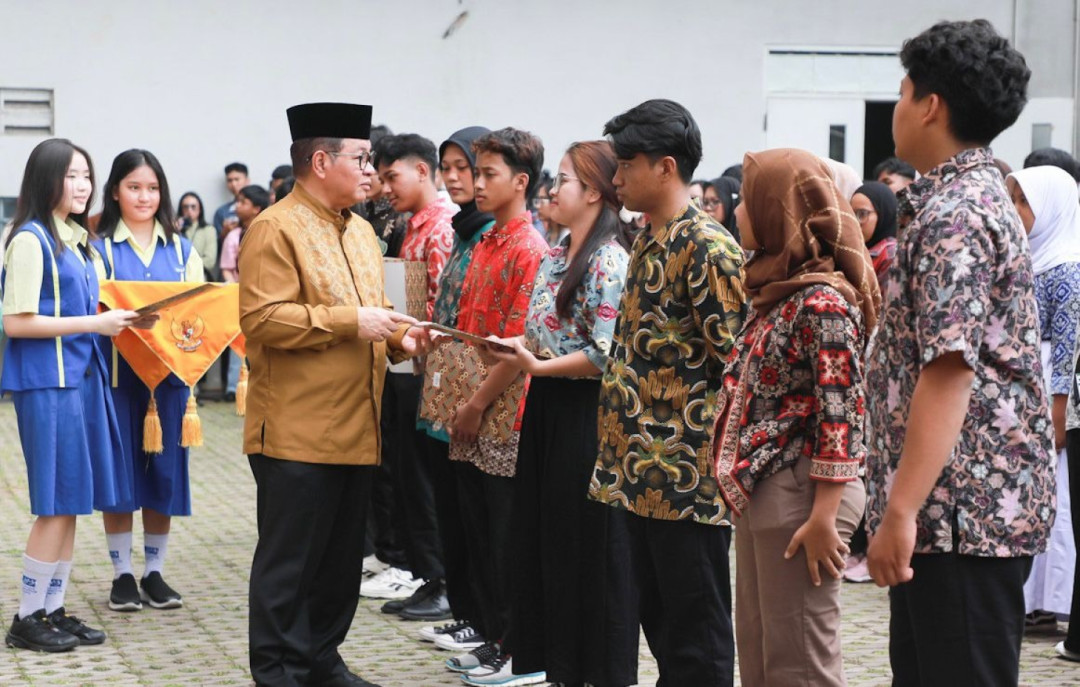 Pemprov DKI Salurkan Bantuan Pemutihan Ijazah Rp4,13 Miliar untuk 1.238 Siswa